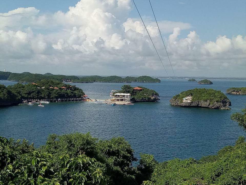 Traditional Filipino Transient House And Huts Near 100 Islands Wharf Alaminos Exterior photo